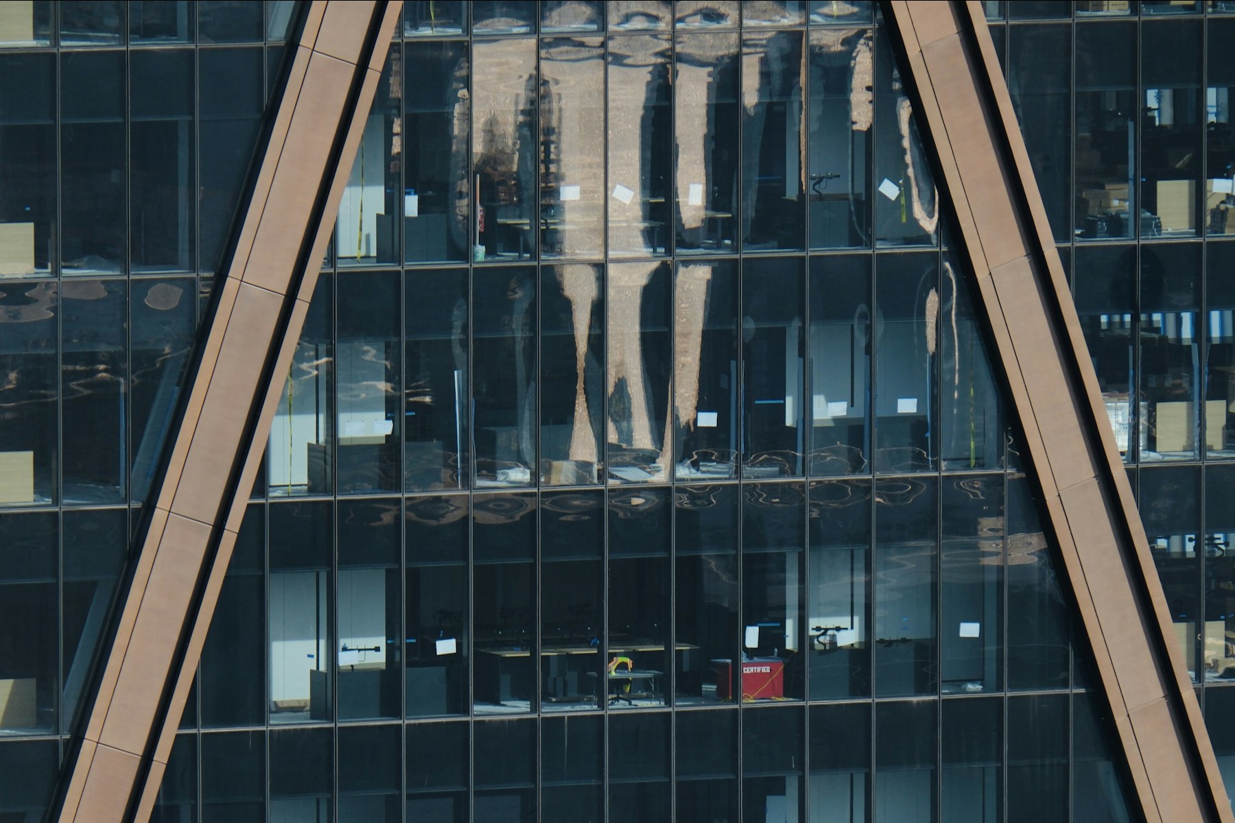 Tours de bureaux en verre vues depuis la rue dans un quartier d’affaires international