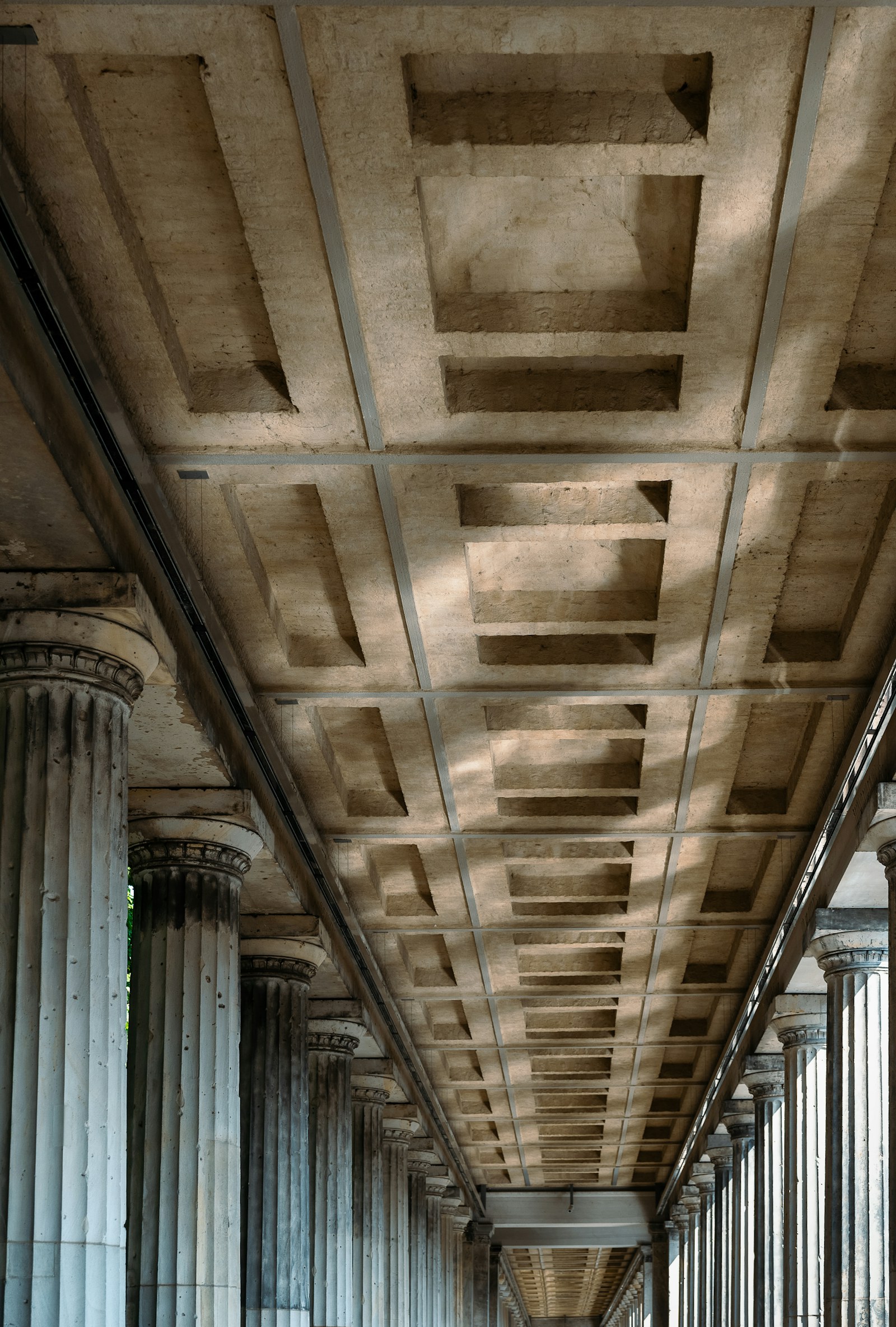 Colonnade de pierre à Berlin offrant une longue perspective architecturale